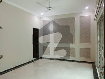 ڈی ایچ اے فیز 4 - بلاک ڈبل جی فیز 4,ڈیفنس (ڈی ایچ اے),لاہور میں 3 کمروں کا 1 کنال بالائی پورشن 1.35 لاکھ میں کرایہ پر دستیاب ہے۔