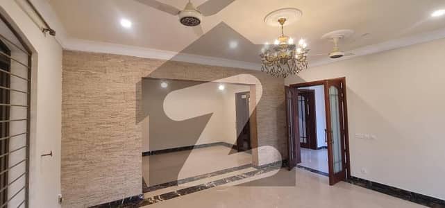 ایف ۔ 10 اسلام آباد میں 9 کمروں کا 1 کنال مکان 10.0 لاکھ میں کرایہ پر دستیاب ہے۔