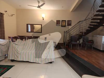 کلفٹن ۔ بلاک 7 کلفٹن,کراچی میں 4 کمروں کا 10 مرلہ مکان 12.0 کروڑ میں برائے فروخت۔