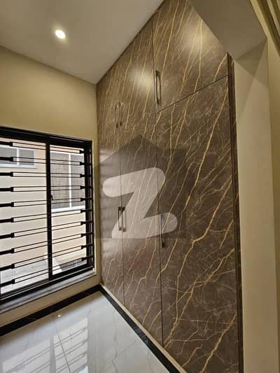 10 MARLA PORTION GULBAHAR AVALIABLE FOR RENT IN BAHRIA TOWN LAHORE WITH GAS.