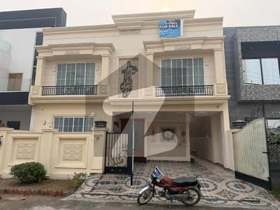 بینکرز کوآپریٹو ہاؤسنگ سوسائٹی لاہور میں 5 کمروں کا 10 مرلہ مکان 4.5 کروڑ میں برائے فروخت۔