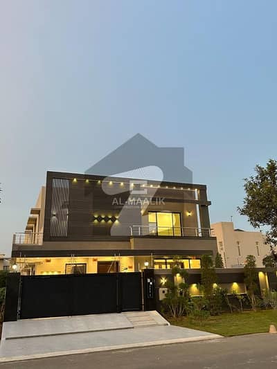 ڈی ایچ اے فیز 8 - بلاک ایس فیز 8,ڈیفنس (ڈی ایچ اے),لاہور میں 5 کمروں کا 1 کنال مکان 9.7 کروڑ میں برائے فروخت۔