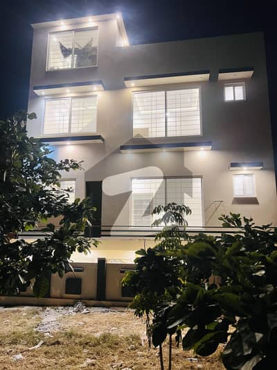 بحریہ ٹاؤن فیز 8 بحریہ ٹاؤن راولپنڈی,راولپنڈی میں 5 کمروں کا 7 مرلہ مکان 2.6 کروڑ میں برائے فروخت۔