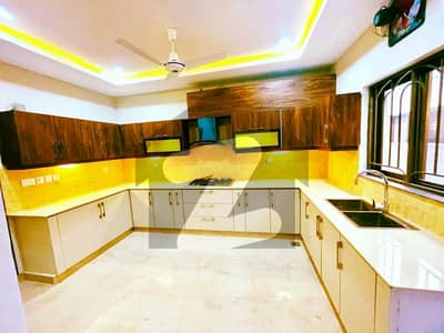 عسکری 10 - سیکٹر ایس عسکری 10,عسکری,لاہور میں 5 کمروں کا 15 مرلہ مکان 9.5 کروڑ میں برائے فروخت۔