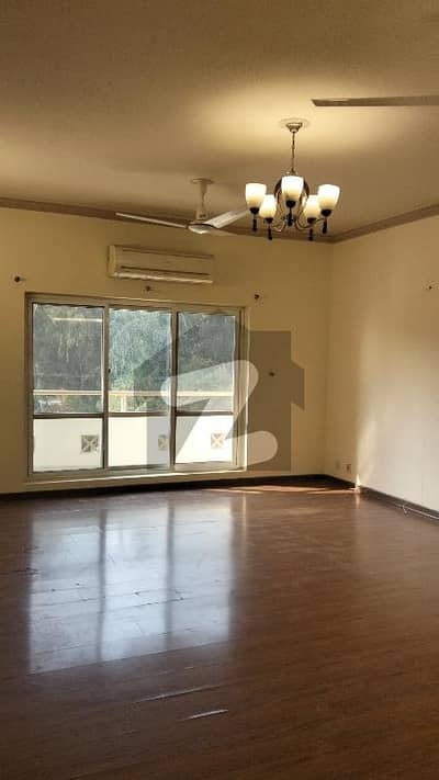 ایف ۔ 10 اسلام آباد میں 7 کمروں کا 1 کنال مکان 6.5 لاکھ میں کرایہ پر دستیاب ہے۔