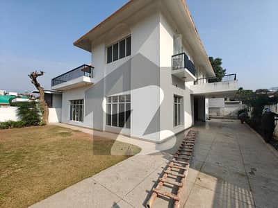 ایف ۔ 8 اسلام آباد میں 4 کمروں کا 1 کنال مکان 4.8 لاکھ میں کرایہ پر دستیاب ہے۔