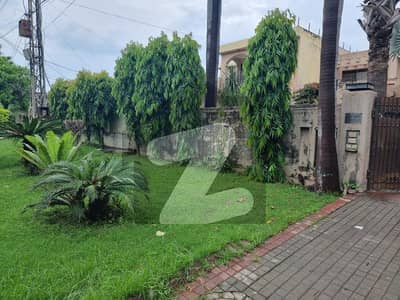 Model Town House For Sale 6 Bedroom 7 Bathroom 100 Ft Road