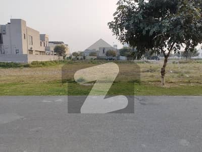 ڈی ایچ اے فیز 7 - بلاک ایس فیز 7,ڈیفنس (ڈی ایچ اے),لاہور میں 1 کنال رہائشی پلاٹ 4.45 کروڑ میں برائے فروخت۔