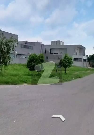 ڈی ایچ اے فیز 7 - بلاک ایس فیز 7,ڈیفنس (ڈی ایچ اے),لاہور میں 1 کنال رہائشی پلاٹ 5.0 کروڑ میں برائے فروخت۔