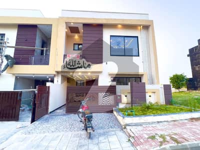 بحریہ ٹاؤن فیز 8 ۔ بلاک ایم بحریہ ٹاؤن فیز 8,بحریہ ٹاؤن راولپنڈی,راولپنڈی میں 4 کمروں کا 5 مرلہ مکان 2.2 کروڑ میں برائے فروخت۔