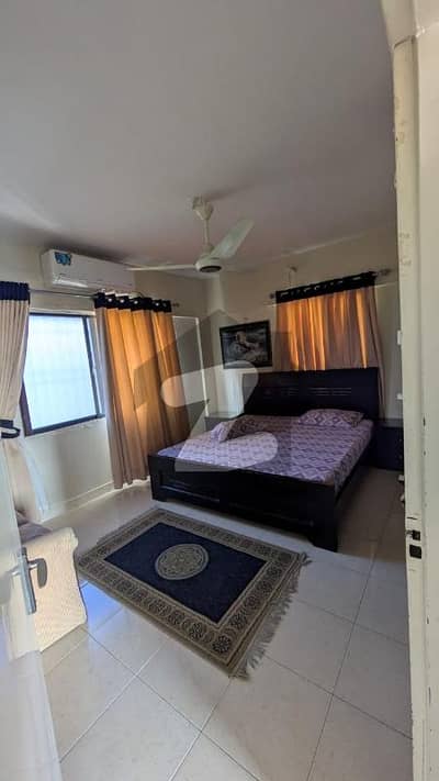 Prime Location Gulshan-E-Iqbal - Block 7 Flat For Sale Sized 1050 Square Feet