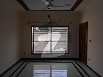 ایف ۔ 8 اسلام آباد میں 4 کمروں کا 1 کنال مکان 27.0 کروڑ میں برائے فروخت۔