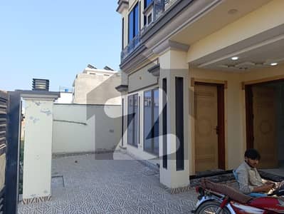 ایڈمز ہاؤسنگ سکیم میٹیٹل روڈ,ملتان میں 5 کمروں کا 10 مرلہ مکان 3.3 کروڑ میں برائے فروخت۔