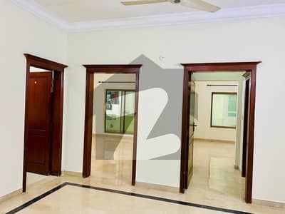 ایف ۔ 11 مرکز ایف ۔ 11,اسلام آباد میں 2 کمروں کا 9 مرلہ فلیٹ 3.2 کروڑ میں برائے فروخت۔