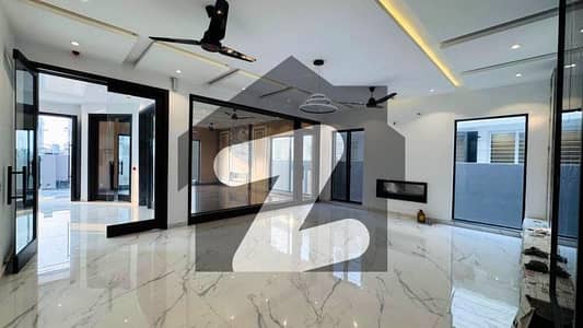 ڈی ایچ اے فیز 7 ڈیفنس (ڈی ایچ اے),لاہور میں 5 کمروں کا 1 کنال مکان 4.0 لاکھ میں کرایہ پر دستیاب ہے۔