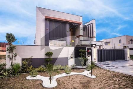 ڈی ایچ اے فیز 7 - بلاک آر فیز 7,ڈیفنس (ڈی ایچ اے),لاہور میں 5 کمروں کا 1 کنال مکان 6.75 کروڑ میں برائے فروخت۔