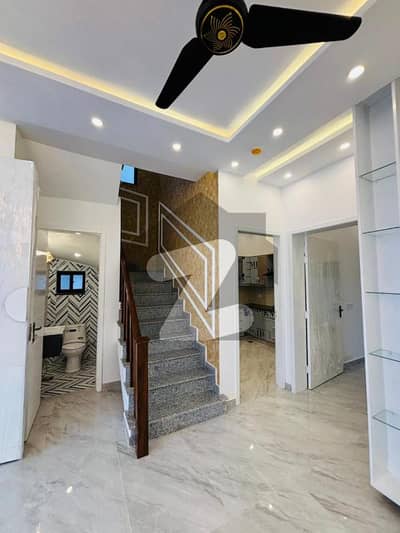 ڈی ایچ اے 9 ٹاؤن - بلاک ای ڈی ایچ اے 9 ٹاؤن,ڈی ایچ اے ڈیفینس,لاہور میں 3 کمروں کا 5 مرلہ مکان 2.45 کروڑ میں برائے فروخت۔