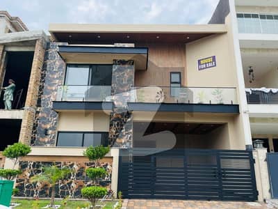 فیصل ٹاؤن - ایف ۔ 18 اسلام آباد میں 7 کمروں کا 8 مرلہ مکان 3.5 کروڑ میں برائے فروخت۔