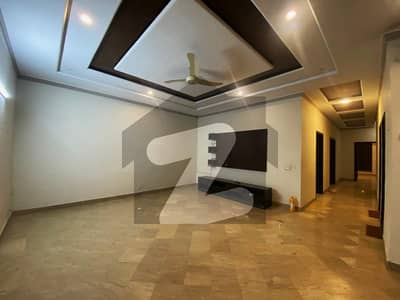 ڈی ایچ اے فیز 4 ڈیفنس (ڈی ایچ اے),لاہور میں 5 کمروں کا 1 کنال مکان 2.65 لاکھ میں کرایہ پر دستیاب ہے۔