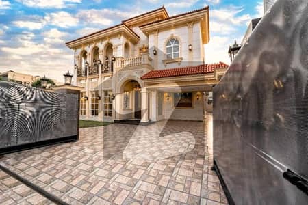 ڈی ایچ اے فیز 7 - بلاک آر فیز 7,ڈیفنس (ڈی ایچ اے),لاہور میں 5 کمروں کا 1 کنال مکان 7.95 کروڑ میں برائے فروخت۔