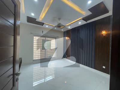 بحریہ ٹاؤن آئرس بلاک بحریہ ٹاؤن سیکٹر سی,بحریہ ٹاؤن,لاہور میں 5 کمروں کا 10 مرلہ مکان 1.8 لاکھ میں کرایہ پر دستیاب ہے۔