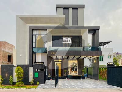 بحریہ ٹاؤن لاہور میں 5 کمروں کا 10 مرلہ مکان 3.3 کروڑ میں برائے فروخت۔