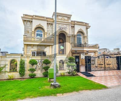 ڈی ایچ اے فیز 7 - بلاک وائے فیز 7,ڈیفنس (ڈی ایچ اے),لاہور میں 5 کمروں کا 1 کنال مکان 7.9 کروڑ میں برائے فروخت۔