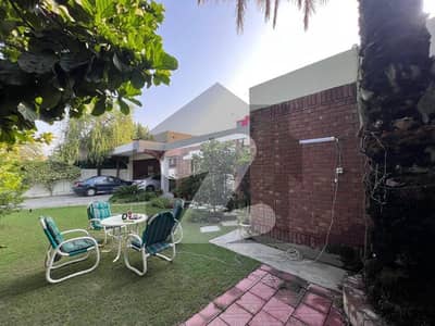 ڈی ایچ اے فیز 2 - بلاک آر فیز 2,ڈیفنس (ڈی ایچ اے),لاہور میں 4 کمروں کا 2 کنال مکان 11.25 کروڑ میں برائے فروخت۔ ڈی ایچ اے فیز 2 - بلاک آر فیز 2,ڈیفنس (ڈی ایچ اے),لاہور میں 4 کمروں کا 2 کنال مکان 11.25 کروڑ میں برائے فروخت۔