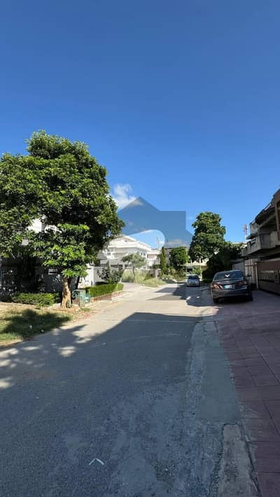 10 Marla Corner Plot For Sale