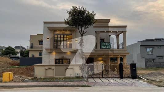 بحریہ ٹاؤن فیز 8 ۔ بلاک ای بحریہ ٹاؤن فیز 8,بحریہ ٹاؤن راولپنڈی,راولپنڈی میں 5 کمروں کا 10 مرلہ مکان 3.9 کروڑ میں برائے فروخت۔