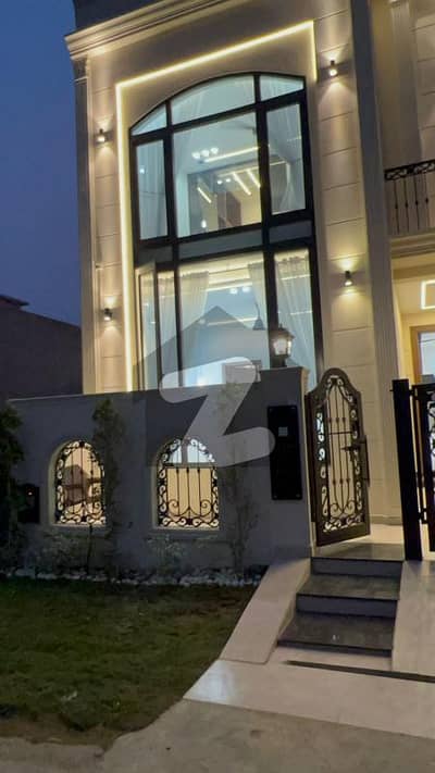 ڈی ایچ اے 9 ٹاؤن ڈیفنس (ڈی ایچ اے),لاہور میں 3 کمروں کا 5 مرلہ مکان 3.25 کروڑ میں برائے فروخت۔