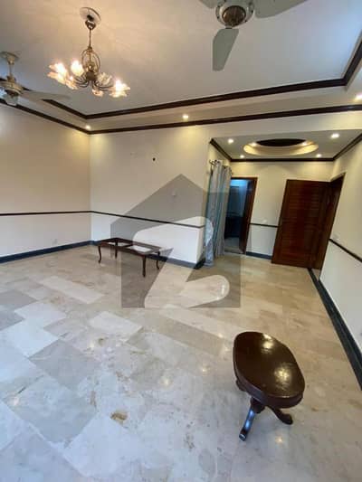 ڈی ایچ اے فیز 4 - بلاک ڈبل جی فیز 4,ڈیفنس (ڈی ایچ اے),لاہور میں 3 کمروں کا 1 کنال بالائی پورشن 1.35 لاکھ میں کرایہ پر دستیاب ہے۔