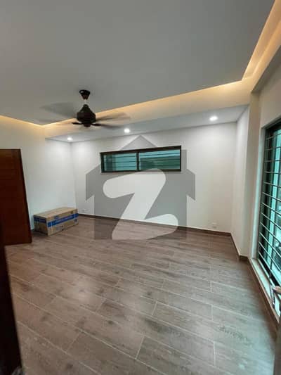 عسکری 10 - سیکٹر ایس عسکری 10,عسکری,لاہور میں 4 کمروں کا 13 مرلہ فلیٹ 4.5 کروڑ میں برائے فروخت۔