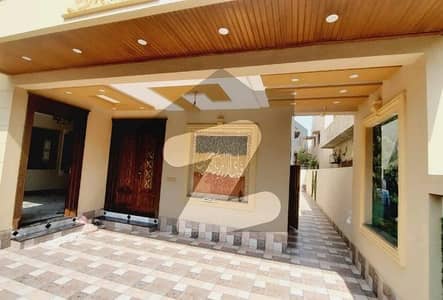 ویلینشیاء ہاؤسنگ سوسائٹی لاہور میں 5 کمروں کا 10 مرلہ مکان 4.5 کروڑ میں برائے فروخت۔