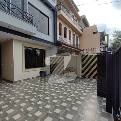 فارمانئیٹس ہاؤسنگ سکیم ۔ بلاک این فارمانئیٹس ہاؤسنگ سکیم,لاہور میں 5 کمروں کا 10 مرلہ مکان 2.95 کروڑ میں برائے فروخت۔