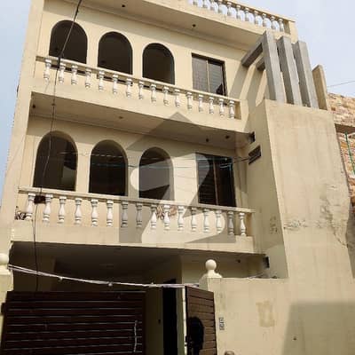 فارمانئیٹس ہاؤسنگ سکیم لاہور میں 7 کمروں کا 5 مرلہ مکان 1.55 کروڑ میں برائے فروخت۔