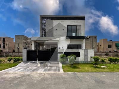 ڈی ایچ اے فیز 7 - بلاک وائے فیز 7,ڈیفنس (ڈی ایچ اے),لاہور میں 4 کمروں کا 10 مرلہ مکان 4.55 کروڑ میں برائے فروخت۔