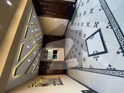 بحریہ ٹاؤن فیز 8 ۔ ابو بکر بلاک بحریہ ٹاؤن فیز 8 ۔ سفاری ویلی,بحریہ ٹاؤن فیز 8,بحریہ ٹاؤن راولپنڈی,راولپنڈی میں 5 کمروں کا 9 مرلہ مکان 3.5 کروڑ میں برائے فروخت۔