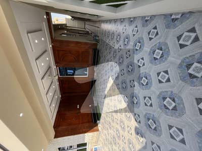 بحریہ ٹاؤن فیز 8 بحریہ ٹاؤن راولپنڈی,راولپنڈی میں 5 کمروں کا 10 مرلہ مکان 4.3 کروڑ میں برائے فروخت۔