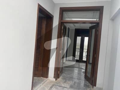 ایل ڈی اے ایوینیو لاہور میں 3 کمروں کا 1 کنال بالائی پورشن 85.0 ہزار میں کرایہ پر دستیاب ہے۔