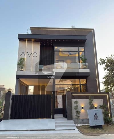 ڈی ایچ اے 9 ٹاؤن ڈیفنس (ڈی ایچ اے),لاہور میں 3 کمروں کا 5 مرلہ مکان 2.95 کروڑ میں برائے فروخت۔