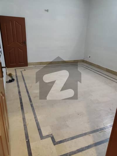 In Gulshan-e-Iqbal - Block 3 240 Square Yards Lower Portion For rent