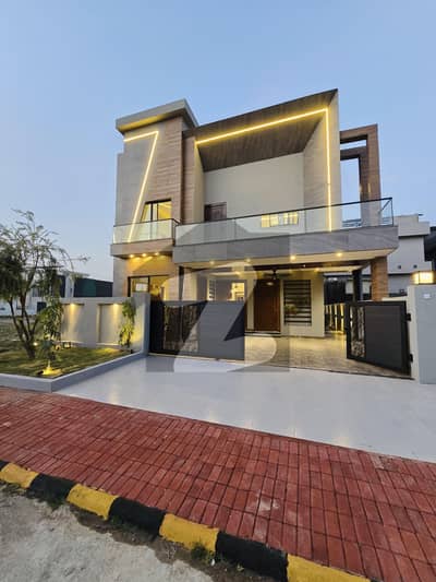 بحریہ ٹاؤن فیز 8 بحریہ ٹاؤن راولپنڈی,راولپنڈی میں 5 کمروں کا 10 مرلہ مکان 4.5 کروڑ میں برائے فروخت۔