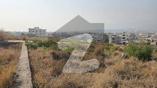 بنی گالہ اسلام آباد میں 1 کنال رہائشی پلاٹ 1.85 کروڑ میں برائے فروخت۔