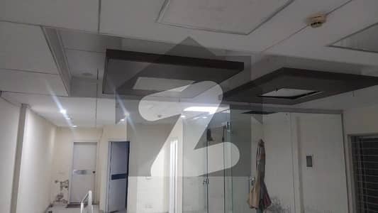 پی آئی اے مین بلیوارڈ لاہور میں 10 مرلہ عمارت 4.95 لاکھ میں کرایہ پر دستیاب ہے۔