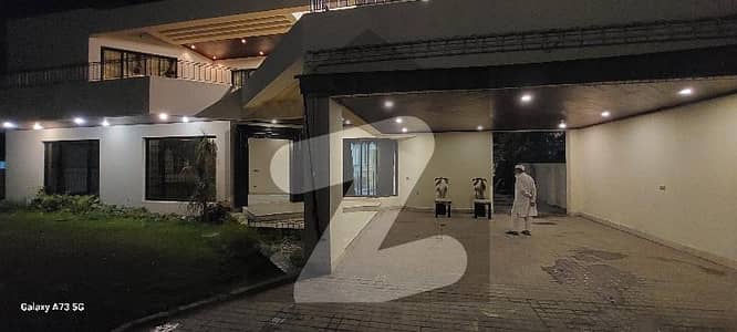 گارڈن ٹاؤن لاہور میں 9 کمروں کا 2 کنال مکان 10.0 لاکھ میں کرایہ پر دستیاب ہے۔