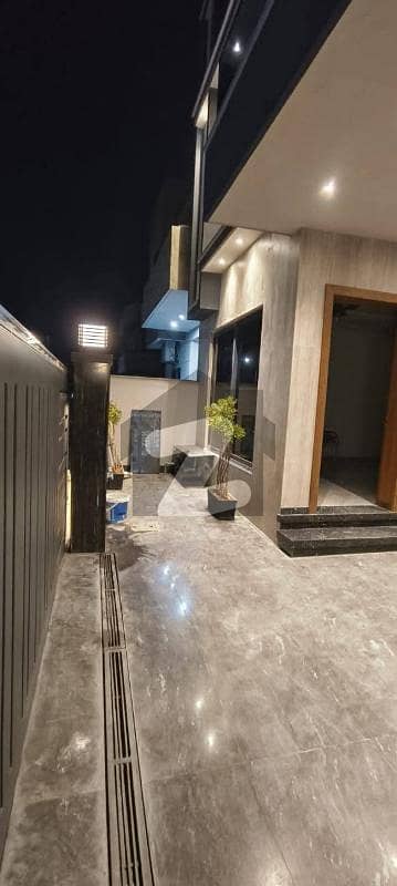 ڈی ۔ 17 اسلام آباد میں 5 کمروں کا 10 مرلہ مکان 4.4 کروڑ میں برائے فروخت۔