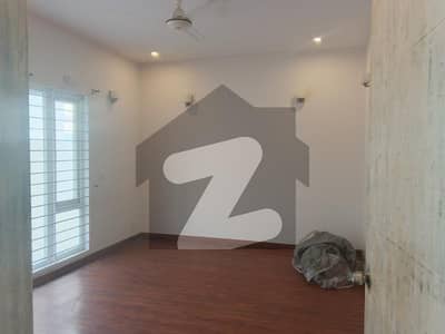 ڈی ایچ اے فیز 8 ڈی ایچ اے ڈیفینس,کراچی میں 3 کمروں کا 1 کنال زیریں پورشن 2.4 لاکھ میں کرایہ پر دستیاب ہے۔