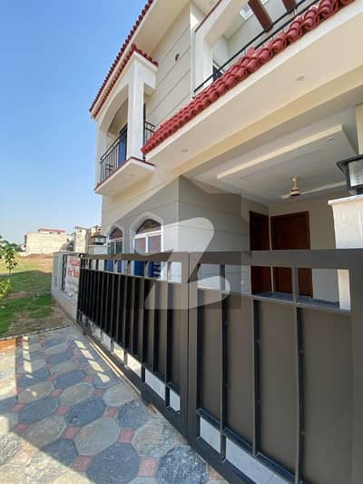 پارک ویو سٹی اسلام آباد میں 4 کمروں کا 5 مرلہ مکان 3.6 کروڑ میں برائے فروخت۔