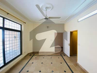 ایف ۔ 8 اسلام آباد میں 5 کمروں کا 1 کنال مکان 27.5 کروڑ میں برائے فروخت۔